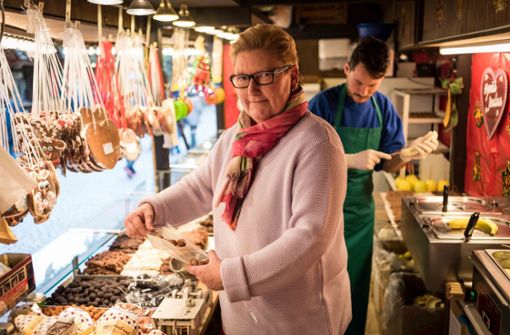 Angela Roloff verkauft seit 20 Jahren Süßwaren auf dem Weihnachtsmarkt in Stuttgart. Foto: Lichtgut/Max Kovalenko