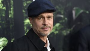 Mit cooler Schiebermütze und schwarzer Jacke – normalerweise versteht Brad Pitt etwas von Styling. Als TV-Wettermann hat er allerdings vollkommen daneben gegriffen, absichtlich natürlich. Foto: AP