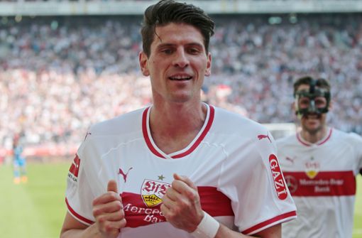 Torjäger  Gomez , Kapitän  Gentner (re.): Beste Werbung für das neue VfB-Trikot Foto: Pressefoto Baumann