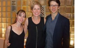 Umrahmt von Leinwandstars: Unsere Autorin Elisabeth Kabatek mit Elisa Badenes und David Moore Foto: Stuttgarter Ballett