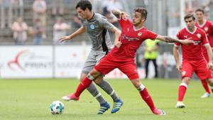 Die Stuttgarter Kickers beim Derby gegen den VfB Stuttgart. Hier VfB-Zugang Anastasios Donis (rechts). Foto: Pressefoto Baumann