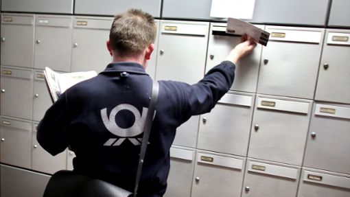 Postboten sollen künftig weniger Zeitdruck bei der Beförderung von Briefen haben. Foto: dpa/Oliver Berg