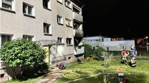 Feuerwehr rückt zu Wohnhausbrand aus – mehrere Verletzte