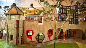 Nur im Miniaturformat, trotzdem beeindruckend: Die Markthalle Altenrhein, die Friedensreich Hundertwasser entworfen hat, ist im Favoriteschloss zu sehen. Foto: factum/Jürgen Bach