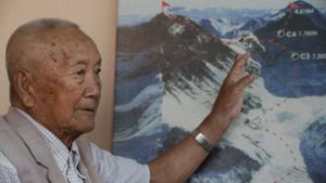 Der 85-jährige Min Bahadur Sherchan möchte im dritten Anlauf auf den Gipfel des Everest steigen, um den Weltrekord des ältesten Everest-Bergsteigers von seinem Konkurrenten Yuichiro Miura (84) zurückholen, den er 2013 verloren hatte. Foto: AP