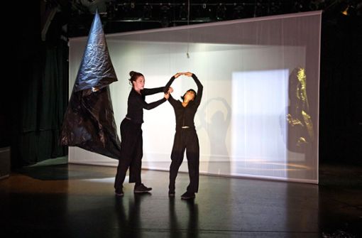 Kira Senkpiel und Sawako Nunotani tanzen zu unterschiedlichen Raumsituationen. Foto: Gottfried Stoppel