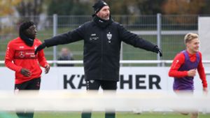 Bereit für das Derby gegen den Karlsruher SC: Tim Walter (Mi.), der Trainer des VfB Stuttgart Foto: Baumann