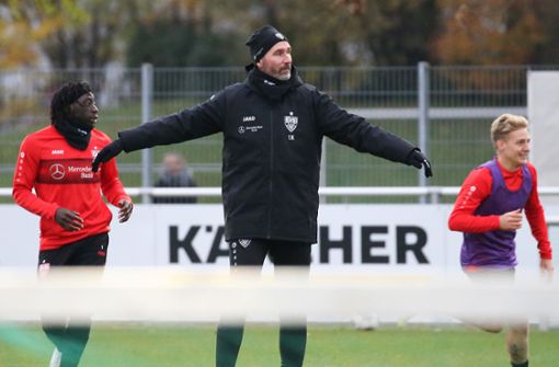 Bereit für das Derby gegen den Karlsruher SC: Tim Walter (Mi.), der Trainer des VfB Stuttgart Foto: Baumann