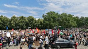 Weit über Tausend sind auf den Wasen zur Black-lives-matter-Demo gekommen. Foto: Fotoagentur Stuttgart/Andreas Rosar