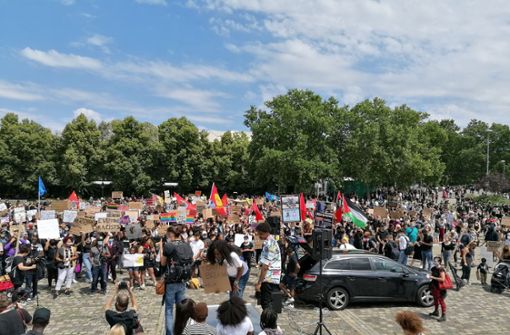 Weit über Tausend sind auf den Wasen zur Black-lives-matter-Demo gekommen. Foto: Fotoagentur Stuttgart/Andreas Rosar