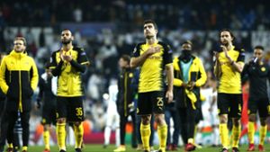 Niedergsschlagene Dortmunder bedanken sich nach Spielende bei ihren Fans. Foto: Getty Images Europe
