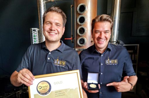 Erneut haben   Markus Escher (links) und Alexander „Sandy“ Franke für ihren Ginstr Gold für den weltweitbesten GIn mit Tonic geholt. Foto: /nstr