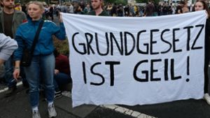 Ein klares Bekenntnis zur Verfassung: Demonstranten zeigten dieses Transparent am Rande eines Konzerts am 3. September 2018 in Chemnitz. Foto: dpa