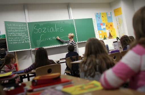 Soziales Lernen mag an der Tafel stehen, das soziale Verhalten der Schüler missfällt manchem Lehrer. Foto: dpa