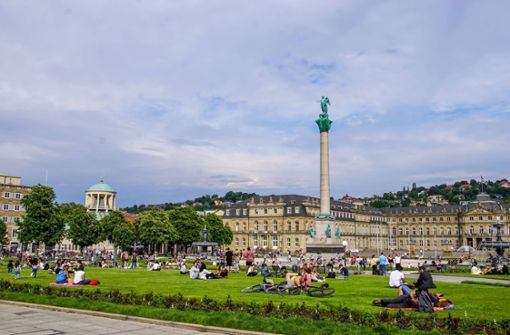 Wer sich bei schönem Wetter an Orten wie dem Stuttgarter Schlossplatz aufhält, sollte in Coronazeiten die Abstandsregeln einhalten. Foto: 7aktuell.de/Andreas Werner/7aktuell.de | Andreas Werner