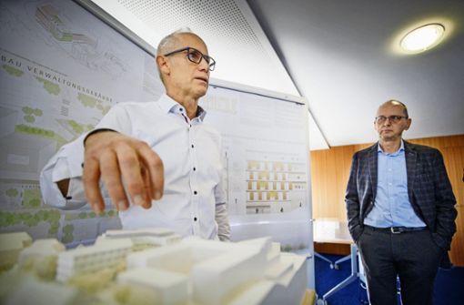 Alexander Lange (links) und Hellmut Schiefer erläutern die Pläne. Foto: /Gottfried Stoppel