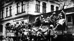SA-Truppen aus dem Umland kommen vor dem Bürgerbräukeller in München während des sogenannten „Hilter-Putsch“ an. Eines der Ereignisse, das sich am 9. November jährt. Foto: dpa/dpa