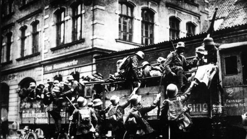 SA-Truppen aus dem Umland kommen vor dem Bürgerbräukeller in München während des sogenannten „Hilter-Putsch“ an. Eines der Ereignisse, das sich am 9. November jährt. Foto: dpa/dpa