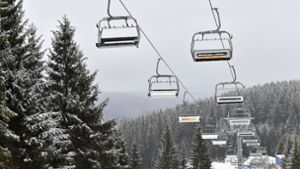 Am 24. Dezember dürfen Skilifte und Seilbahnen in Österreich wieder öffnen (Symbolbild). Foto: dpa/Martin Schutt
