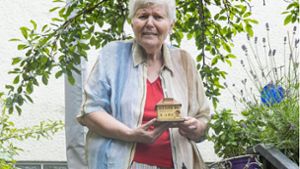 Jutta Rebmann mit einem  ihrer Lieblingsstücke: die alte Böblinger Gewerbebank als Blechspardose Foto: Stefanie Schlecht