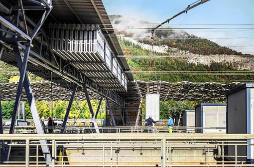 Das erste Solarfaltdach über einer Kläranlage steht in Chur. Es überdeckt etwa ein Viertel der in Stuttgart im ersten Bauabschnitt geplanten Fläche. Foto: dhp technology/Michael Brooks