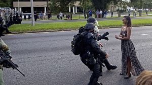 Das Bild dieser Frau, die in Baton Rouge friedlich protestiert, geht derzeit um die Welt. Sie wurde vorübergehend festgenommen, weil sie sich weigerte, die Straße zu verlassen. Mehrere hundert Demonstranten hatten die Straße am Samstag blockiert. Foto: AP