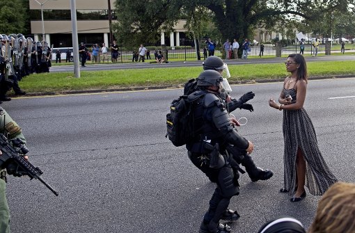 Das Bild dieser Frau, die in Baton Rouge friedlich protestiert, geht derzeit um die Welt. Sie wurde vorübergehend festgenommen, weil sie sich weigerte, die Straße zu verlassen. Mehrere hundert Demonstranten hatten die Straße am Samstag blockiert. Foto: AP