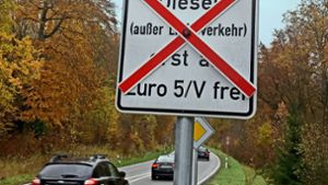 Die ersten Schilder zum Fahrverbot stehen, und die Stadt berät zu Ausnahmen. Foto: K. Schwarz