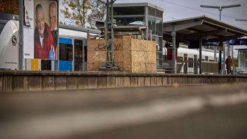 Wegen Umbau gesperrt: der Fahrstuhl am Bahnhof in Weinstadt Endersbach Foto: Gottfried Stoppel