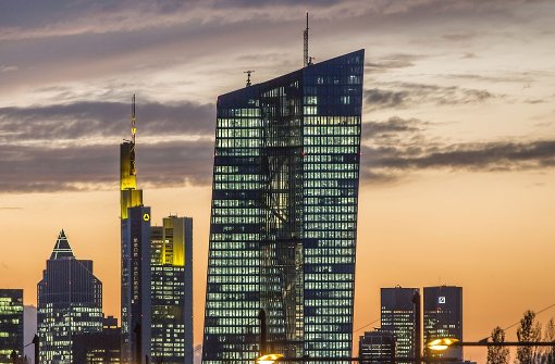 Das gebäude der Europäischen Zentralbank in Frankfurt (Mitte). Mittelständische Unternehmen sichern sich zu selten mit langen Laufzeiten gegen die Zinswende ab. Foto: dpa