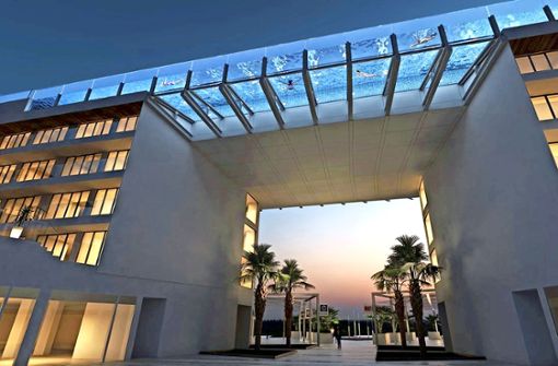 Weg vom Ballermann-Image: Das neue Magaluf verfügt über zwei elegante Schwebebäder zwischen zwei Hotelbauten. Foto: Hotel Calvia Beach The Plaza
