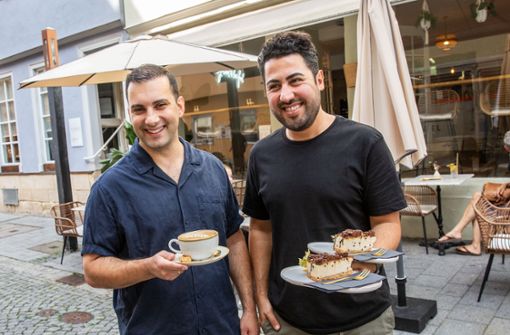 Volkan Durmaz (links) und Burak Kaya vom Café Findelkind zeigen ihr Angebot. Foto: Ines Rudel