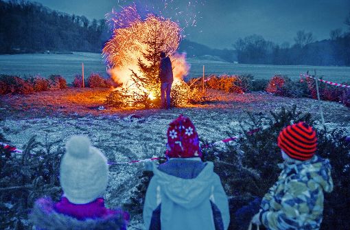 Das Christbaumfeuer ist eine spektakuläre Angelegenheit. Foto: Gottfried Stoppel