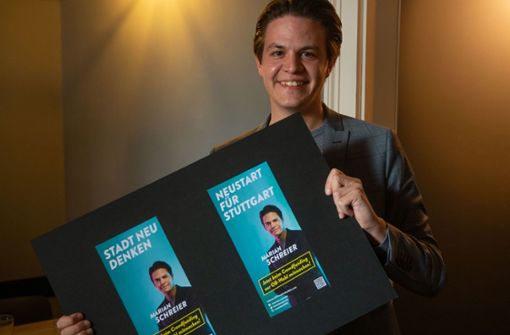 Der OB-Kandidat Marian Schreier mit den Motiven für seine Plakataktion Foto: Lichtgut/Leif Piechowski