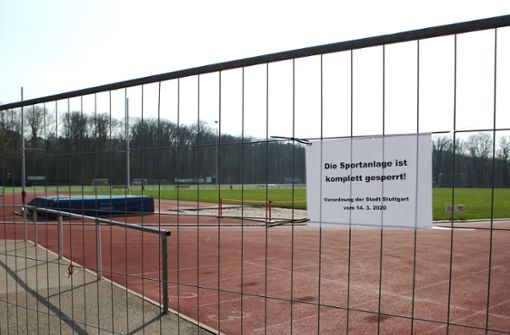 Gesperrte Sportanlage in Stuttgart: Moderne Verein sind auch  Dienstleister, vorübergehend aber ohne Kundschaft Foto: Baumann/Alexander Keppler