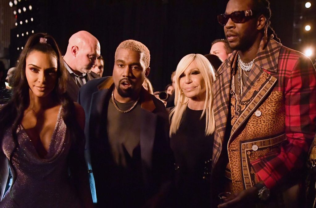 Kim Kardashian, Kanye West und Rapper 2 Chainz posieren mit Donatella Versace. Foto: AFP