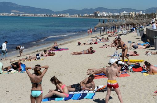 Am Strand Playa de Palma auf Mallorca können sich bald wieder Touristen sonnen. Foto: dpa/Jens Kalaene