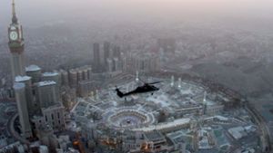 Ein Hubschrauber der saudi-arabischen Sicherheitskräfte fliegt über der Heiligen Moschee von Mekka. Die in diesem Jahr in den September fallende Pilgerfahrt zum wichtigsten Heiligtum im Islam in Mekka zählt zu den Pflichten jedes gläubigen Muslimen. Foto:  