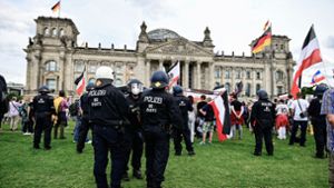 Die Demonstranten versammelten sich auch vor dem Reichstagsgebäude. Foto: dpa/Fabian Sommer