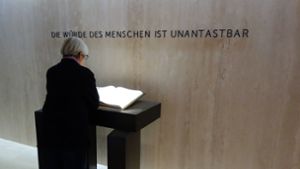 Ein Gedenkbuch mit den Lebensdaten verfolgter Abgeordneter aus dem Südwesten erinnert an die Opfer des Nationalsozialismus. Foto: Ingrid Sachsenmaier