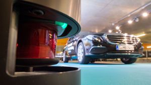 Daimler und Bosch erproben selbst fahrende Autos im Parkhaus. Foto: dpa