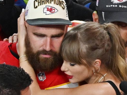 Taylor Swift und Travis Kelce umarmen sich innig nach seinem Triumph im Super Bowl. Foto: IMAGO/UPI Photo