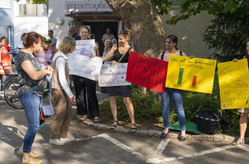 Hebammen und Mütter protestieren in Leonberg gegen ein mögliches Aus der Geburtshilfen. Foto: Jürgen Bach/ 