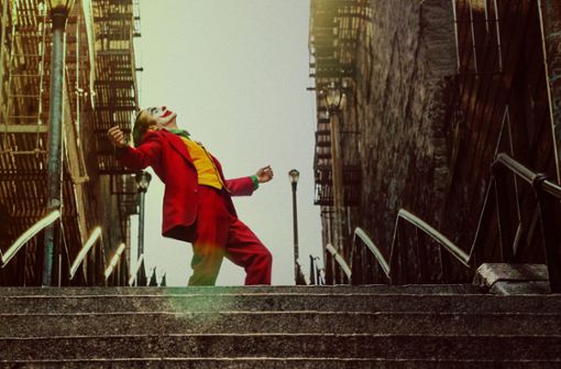 Joaquin Phoenix tanzt als Joker eine Treppe in der Bronx hinunter. Foto: Verleih/Verleih