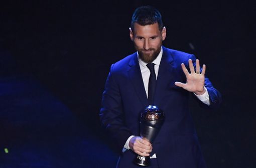 Lionel Messi mit seinem sechsten Weltfußballer-Titel. Foto: AFP/MARCO BERTORELLO