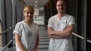 Marie Sohn und Philipp Wiemann sind Pflegerin und Pfleger des Jahres. Foto: dpa/Paul Zinken