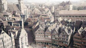 Der Stuttgarter Marktplatz, aufgenommen vom Rathaus aus 1942. Dieses Bild wurde wie die weiteren Motive in der Fotostrecke mit Computerhilfe eingefärbt. Foto: Stadtarchiv Stuttgart / Einfärbung: Simon Uhl