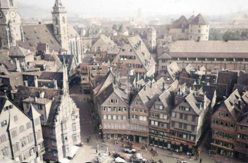 Der Stuttgarter Marktplatz, aufgenommen vom Rathaus aus 1942. Dieses Bild wurde wie die weiteren Motive in der Fotostrecke mit Computerhilfe eingefärbt. Foto: Stadtarchiv Stuttgart / Einfärbung: Simon Uhl