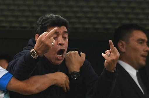 Diego Maradona war während des Spiels seiner Mannschaft nicht zu bremsen. Nach dem zweiten Tor für Argentinien grüßte er mit gestreckten Mittelfingern von der Tribüne hinunter. Foto: AFP