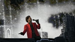 Medley im roten Glitzerjacket: The Weeknd bestritt die Halbzeitshow des Super Bowl. Foto: dpa/David J. Phillip